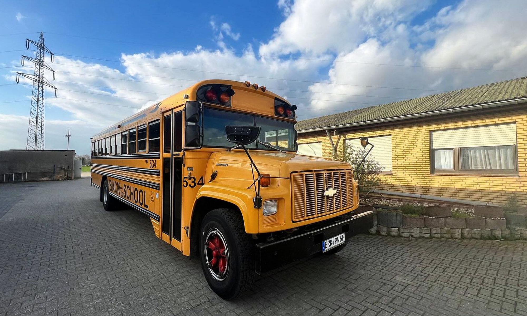 US-Schulbus für den JGA in Düsseldorf / US school bus for the hen party or stag do in Dusseldorf