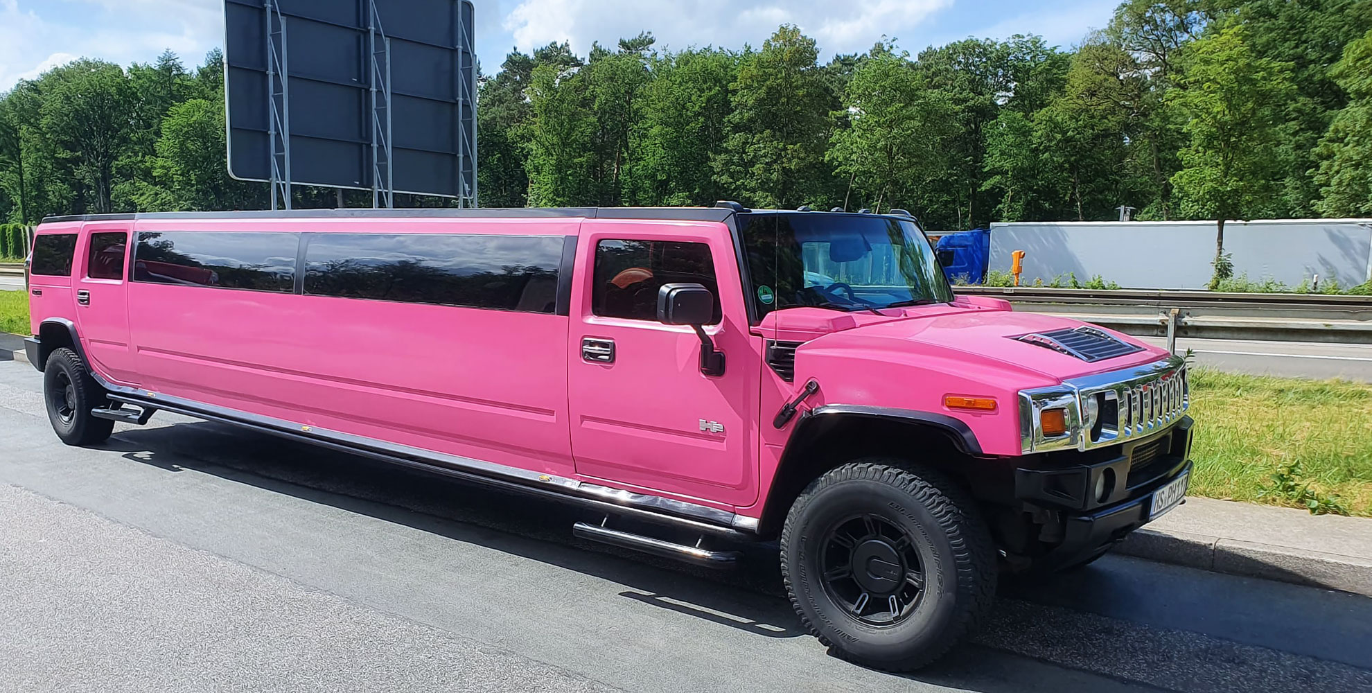 Pink Stretchlimo für den JGA in Düsseldorf / Pink stretch limousine for the hen party in Dusseldorf