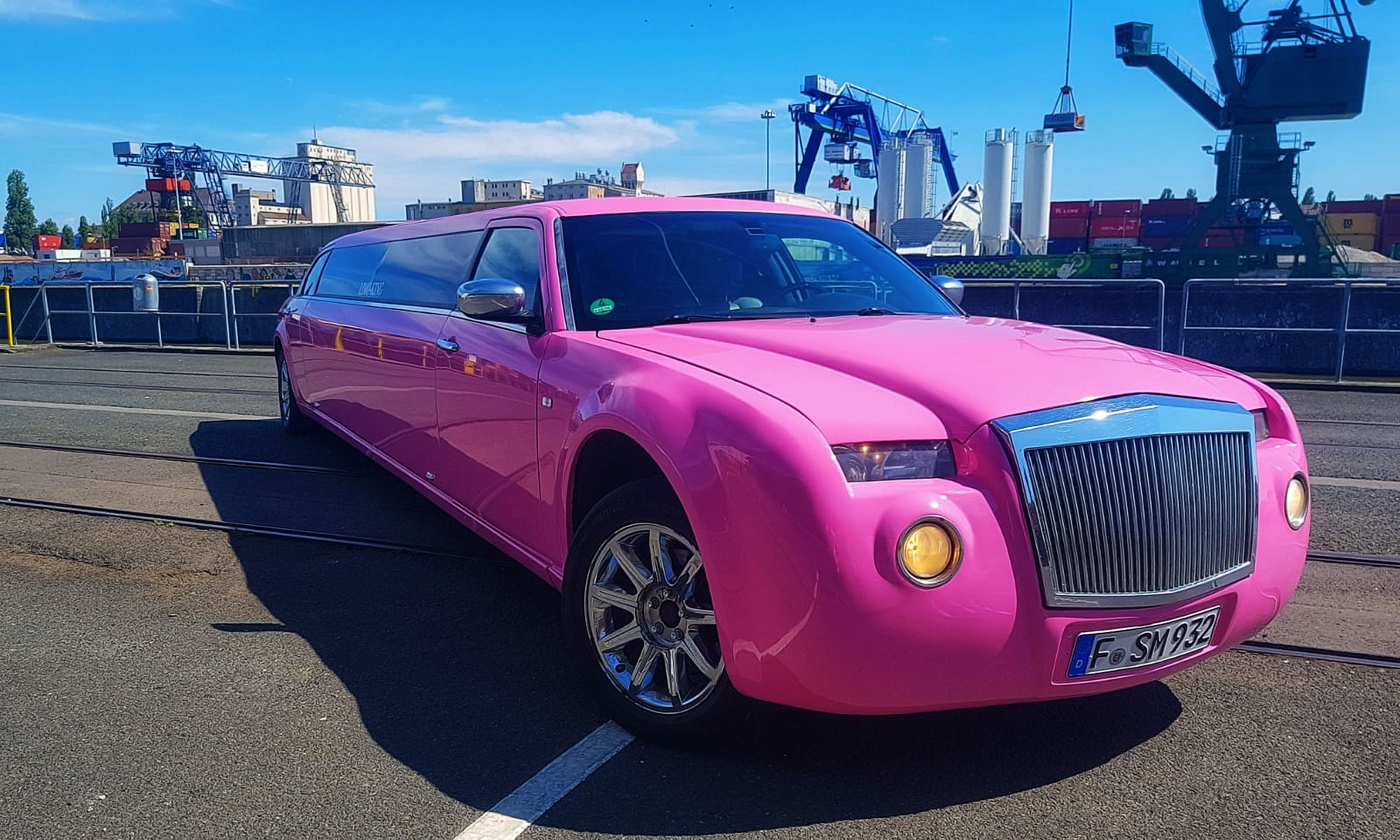 Pinke Stretchlimo für den JGA in Frankfurt am Main / Pink stretch limousine for the hen party in Frankfurt am Main