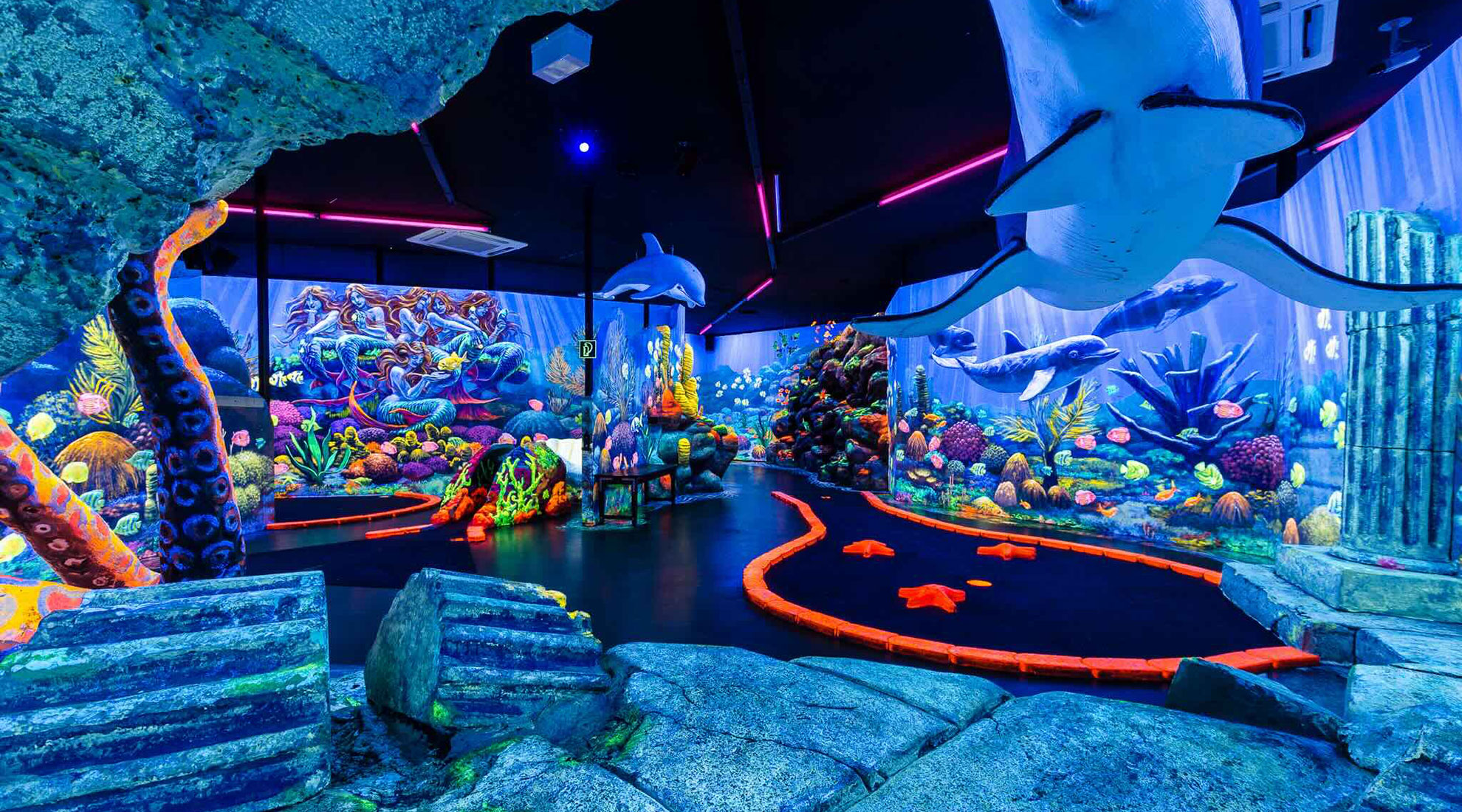Schwarzlicht Minigolf für den JGA in Hamburg / Black light mini golf for the hen party or stag do in Hamburg