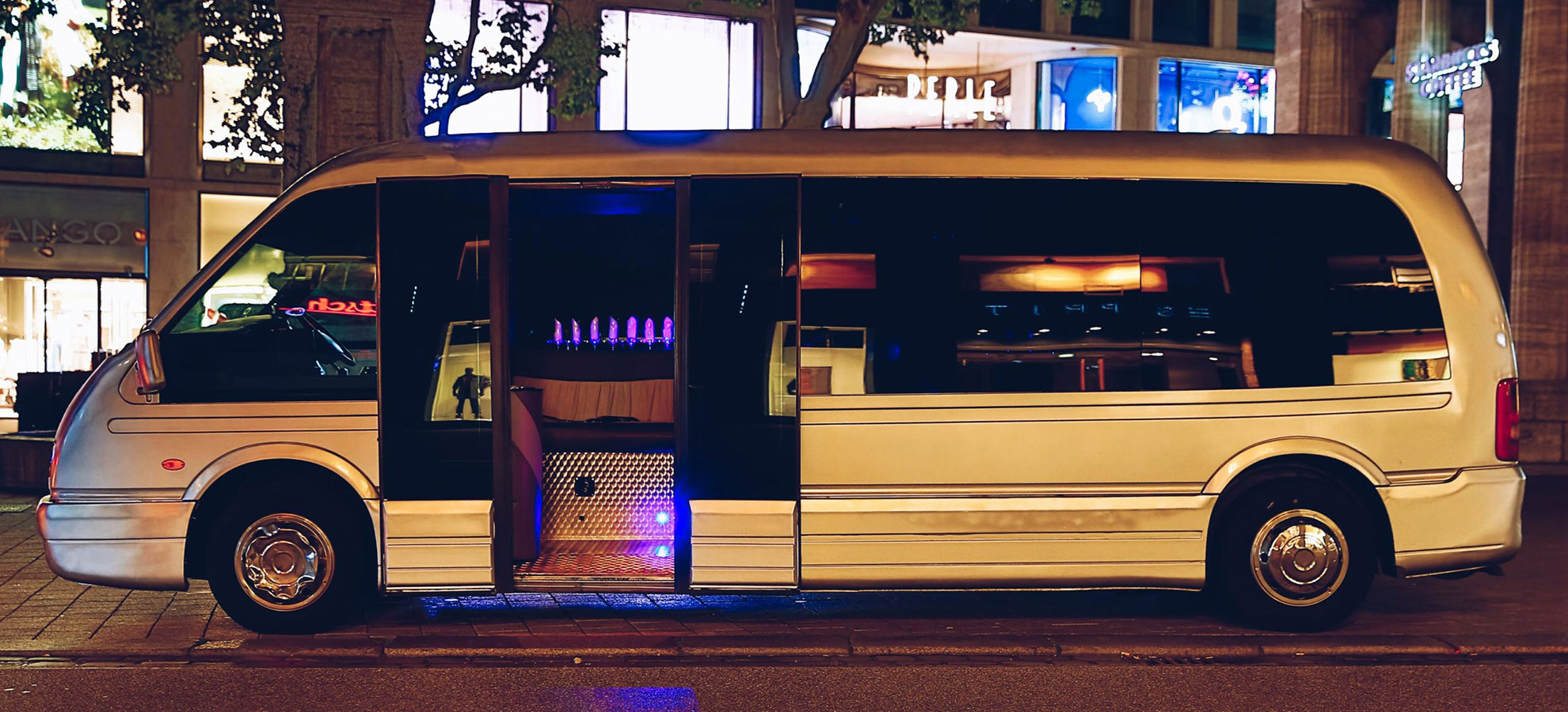 Party Shuttle Bus für den JGA in Hamburg / Party shuttle bus for the hen party or stag do in Hamburg