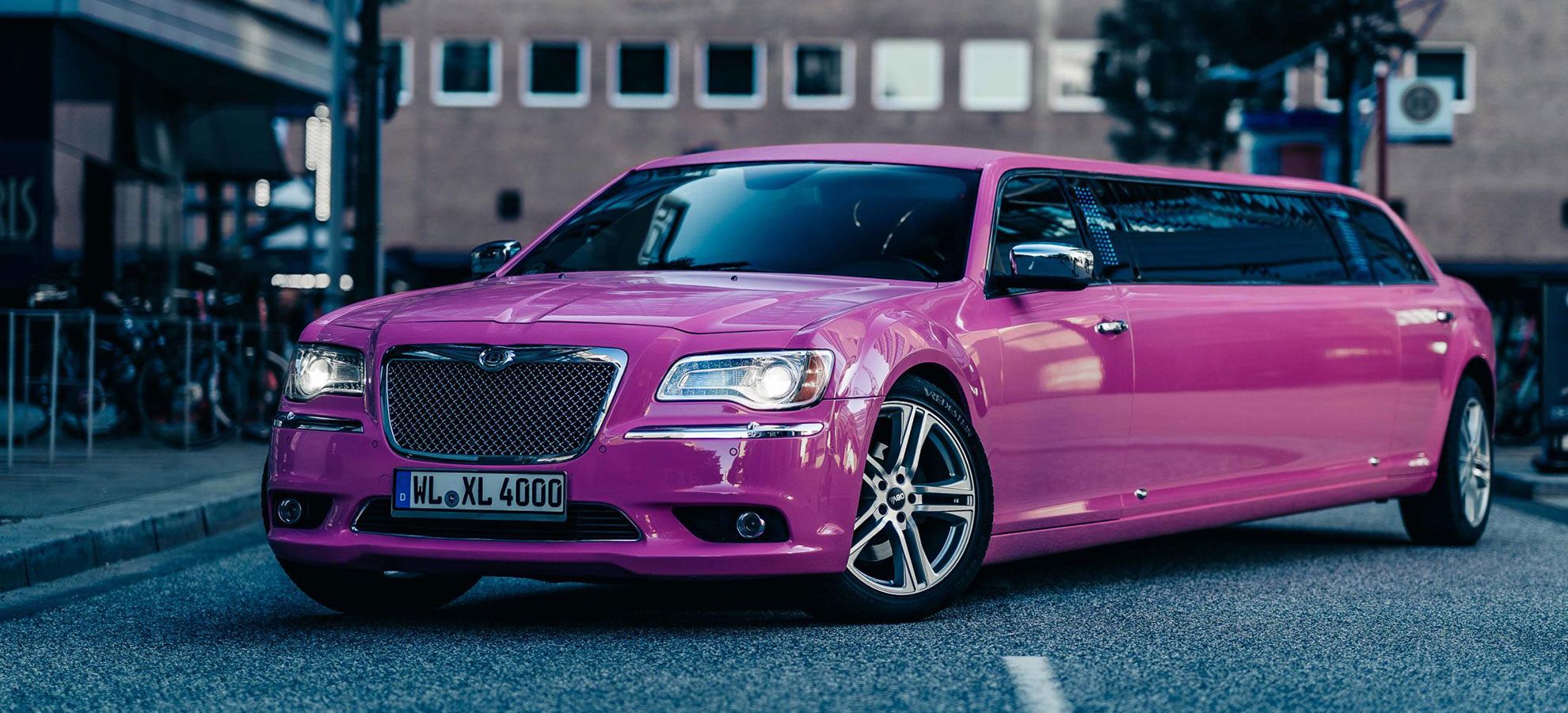Pinke Stretchlimo für den JGA in Hamburg / Pink stretch limousine for the hen party in Hamburg
