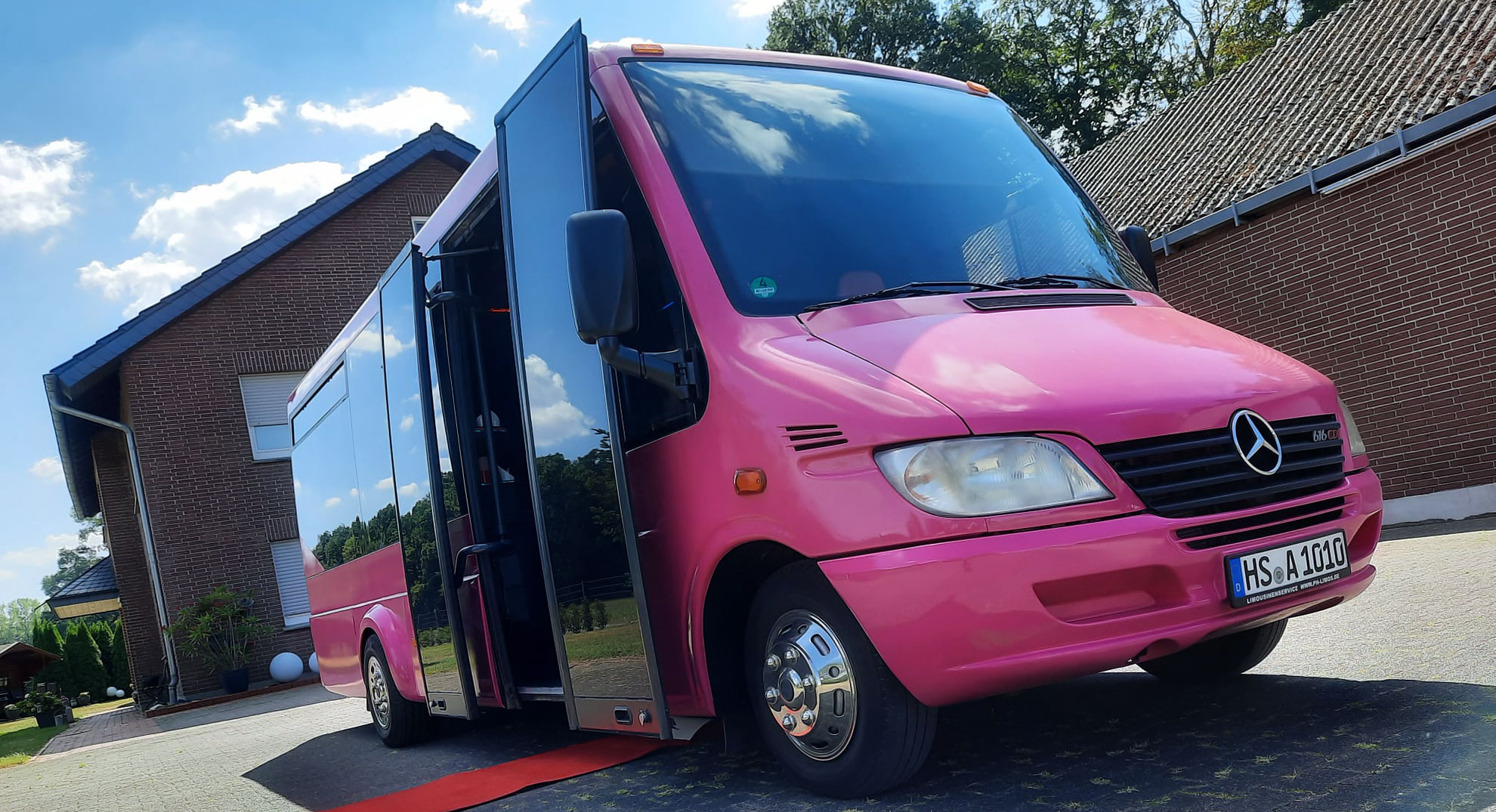 Pinker Partybus für den JGA in Köln / Pink party bus for the hen party in Cologne