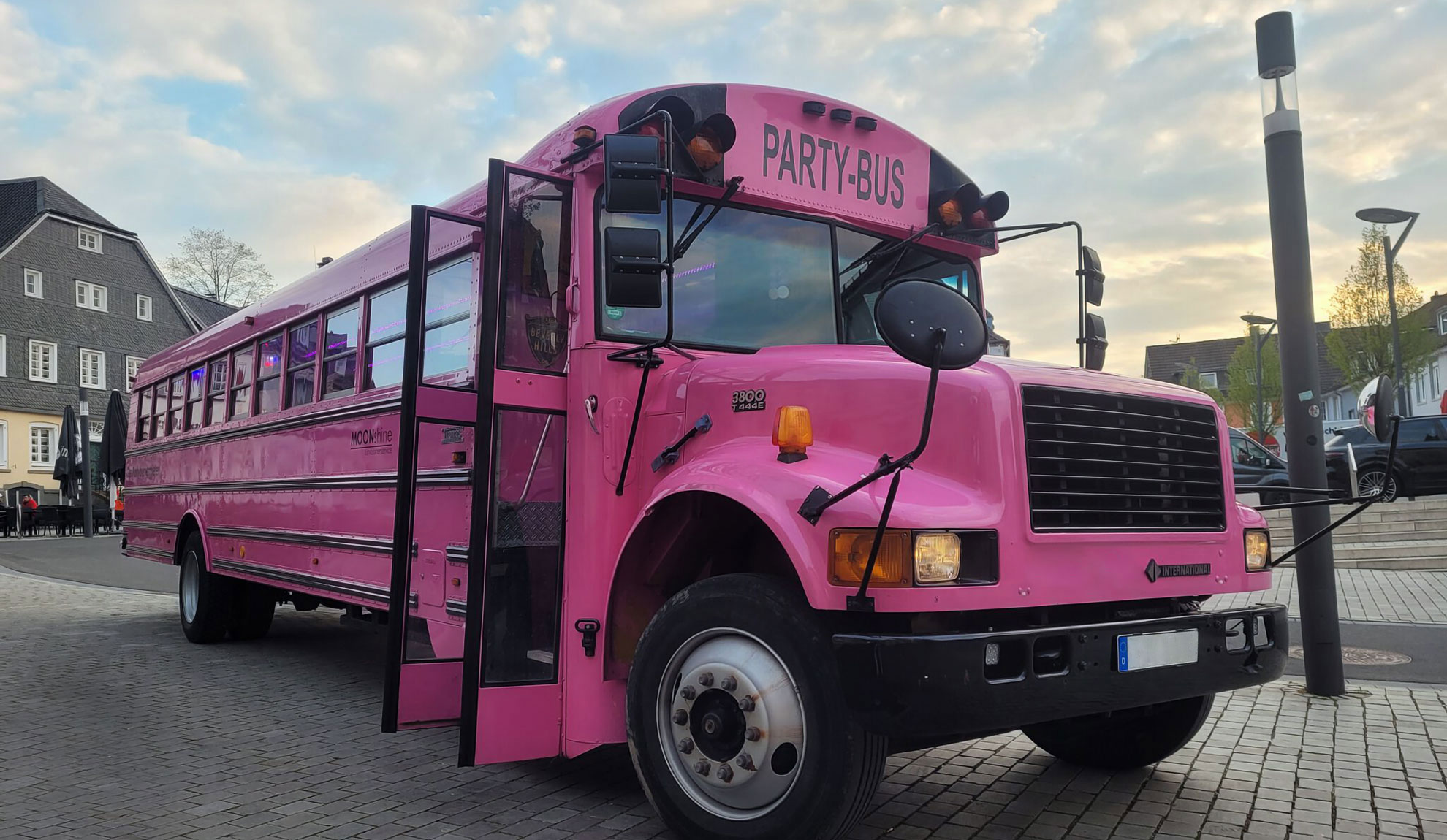 Pink US-Schulbus für den JGA in Köln / Pink US school bus for the hen party in Cologne