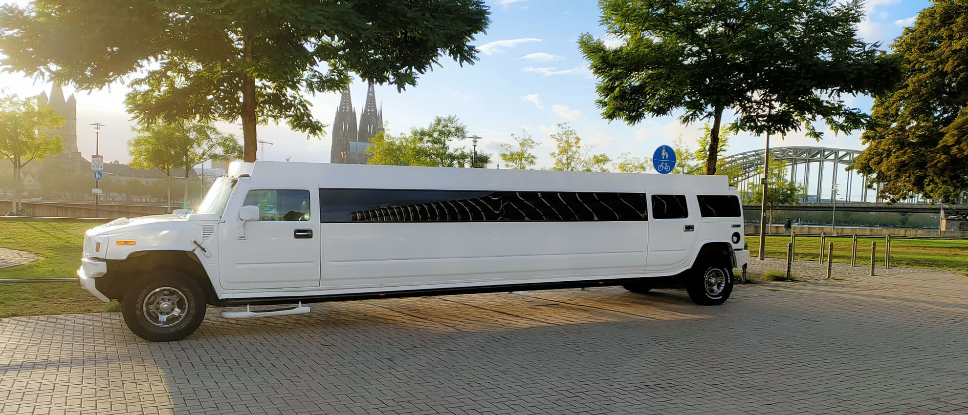 Hummer H2 Stretchlimo für den JGA in Köln / Hummer H2 stretch limousine for the hen party or stag do in Cologne