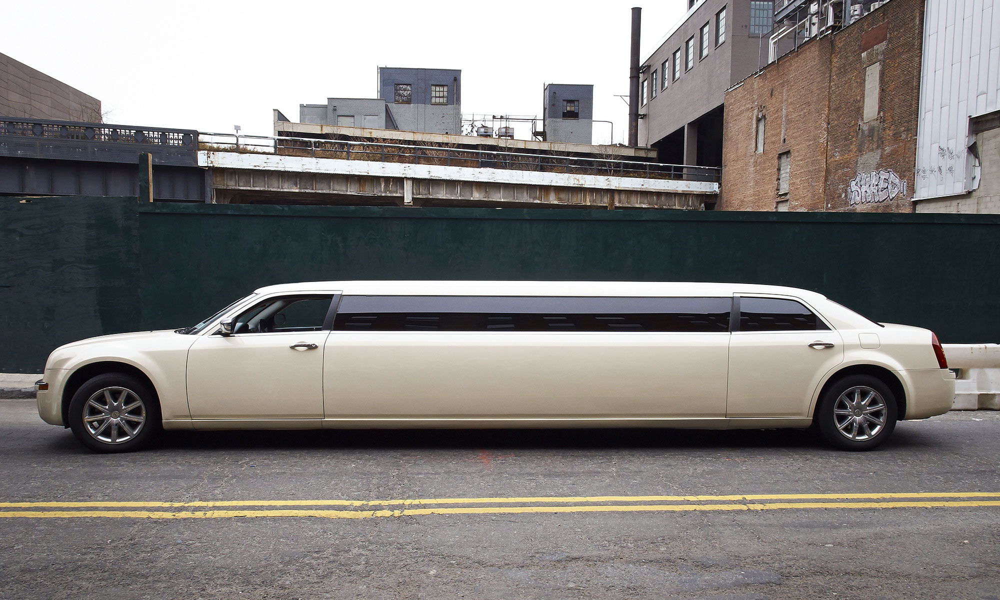 Chrysler Stretchlimo für den JGA in Stuttgart / Chrysler stretch limousine for the hen party or stag do in Stuttgart