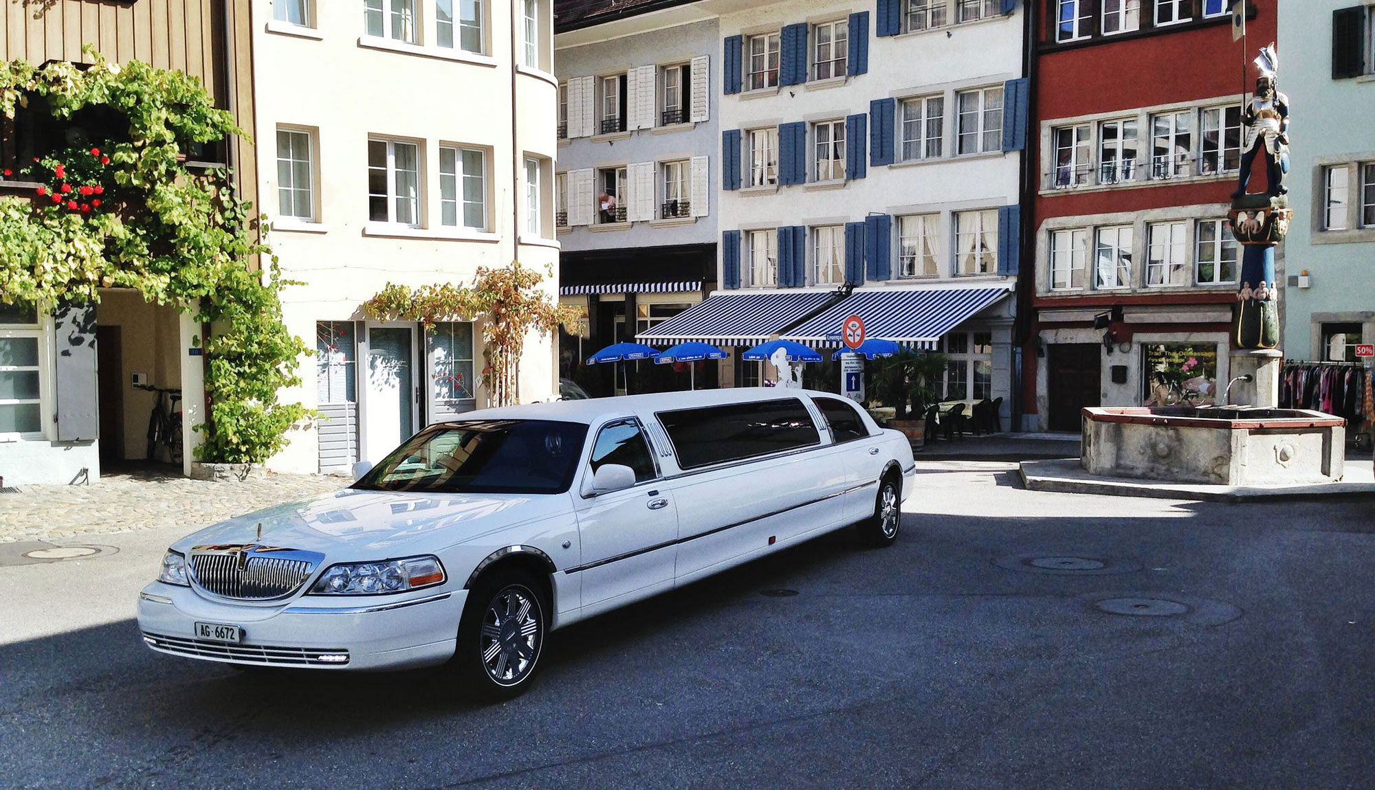 Lincoln Town Car Stretchlimousine für den JGA in Zürich / Lincoln Town Car stretch limousine for the hen party or stag do in Zurich