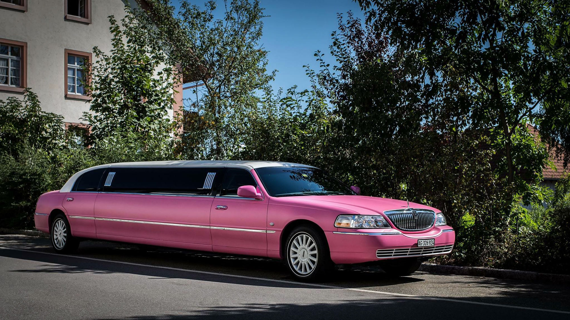 Pinke Stretchlimousine für den JGA in Zürich / Pink stretch limousine for the hen party in Zurich