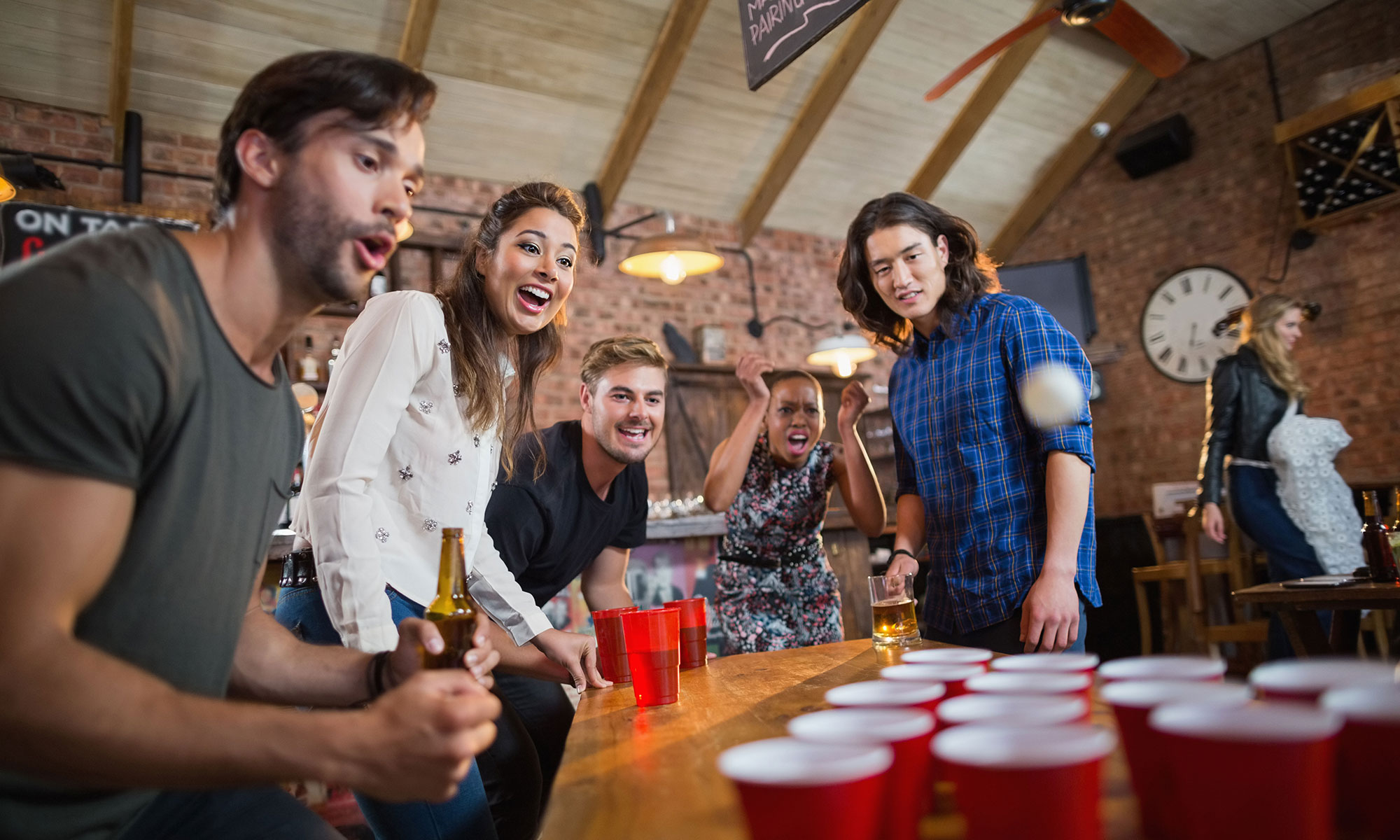 Bierpong spielen / Play beer pong